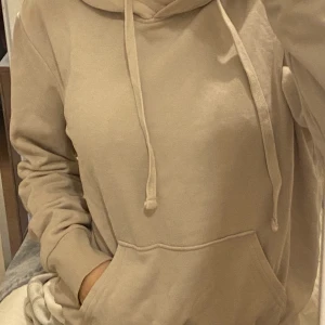 Beige hoodie  - Säljer en beige hoodie som är väldigt mjuk och skön. Den är i storlek xs men sitter som en S. Den har även en luva. Pris kan diskuteras!