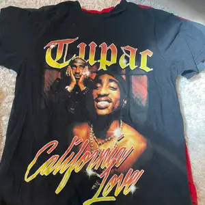 1. Tupac T-Shirt 150kr😍 2. Röd Adidas T-Shirt 100kr💗 3.Svart Adidas T-Shirt 100kr🐯 Köp separat för ovanstående pris eller köp alla för 300kr😍  Alla är storlek M men oversize🫶 