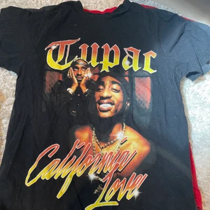Tre stycken tröjor💗💗 - 1. Tupac T-Shirt 150kr😍 2. Röd Adidas T-Shirt 100kr💗 3.Svart Adidas T-Shirt 100kr🐯 Köp separat för ovanstående pris eller köp alla för 300kr😍  Alla är storlek M men oversize🫶 