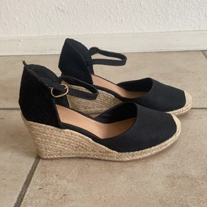 Klackar från H&M oanvända strl 36 - Säljer dessa somriga kilklackar då de tyvärr är för små för mig. Oanvända från H&M, strl 36💕💕