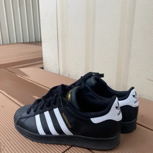 Adidas Superstars Svarta - Helt nya superstars i strl 38, supertrendiga nu!! Endast provade på promenad en gång Säljes pga för liten storlek🥹