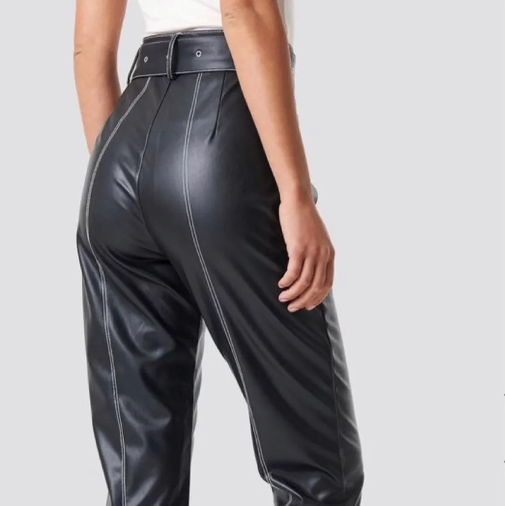 Sjukt snygga Contrast seam leather pants från NA-KD i stolek 34/XS. Superfint skick då de är sparsamt använda, Nypris 399kr men finns inte att köpa längre. Jeans & Byxor.