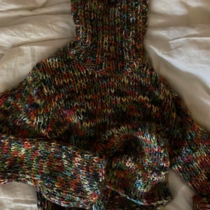 Stickad tröja - Jätte fint skick, tröjan är från h&m i storlek M men skulle säga att den är mer en S. Tröjan har jätte fina färger och en glitter tråd som fint lyser igenom