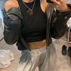 Skinnjacka - Äkta skinn, gott skick. Intressekoll. Skriva gärna pris ni skulle vilja köpa för  i chatten om ni är intresserade. Har flera skinnjackor bara fråga om bilder om ni är intresserade🤌🏽