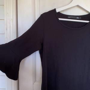 Säljer söt svart topp/tröja från Lager157 i strl S med volangärm🖤 kan mötas upp i Stockholm eller posta, frakt ingår i priset🖤