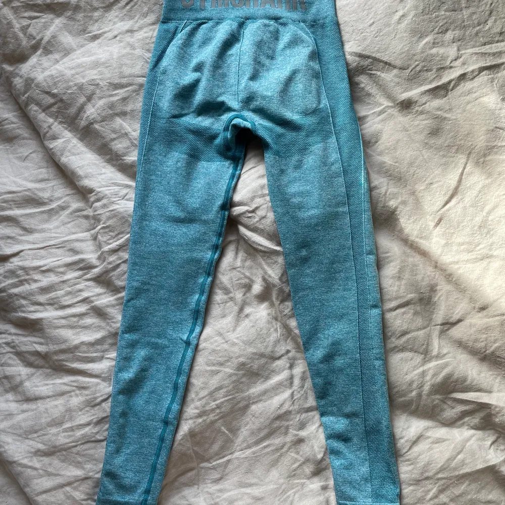 Superfina, knappt använda tights ifrån gymshark i modellen flex. XS men väldigt stretchiga så passar även S. Säljer då jag har alldeles för många tights😩 . Jeans & Byxor.