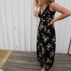 Långklänning  - Nu är det dags för mig att sälja vidare denna underbara klänning! Storlek 34, men skulle säga att den passar 36 också😊 Underbar klänning, dragkedja på sidan och en fin slits! Hör av er vid frågor💕 kunden betalar frakten!