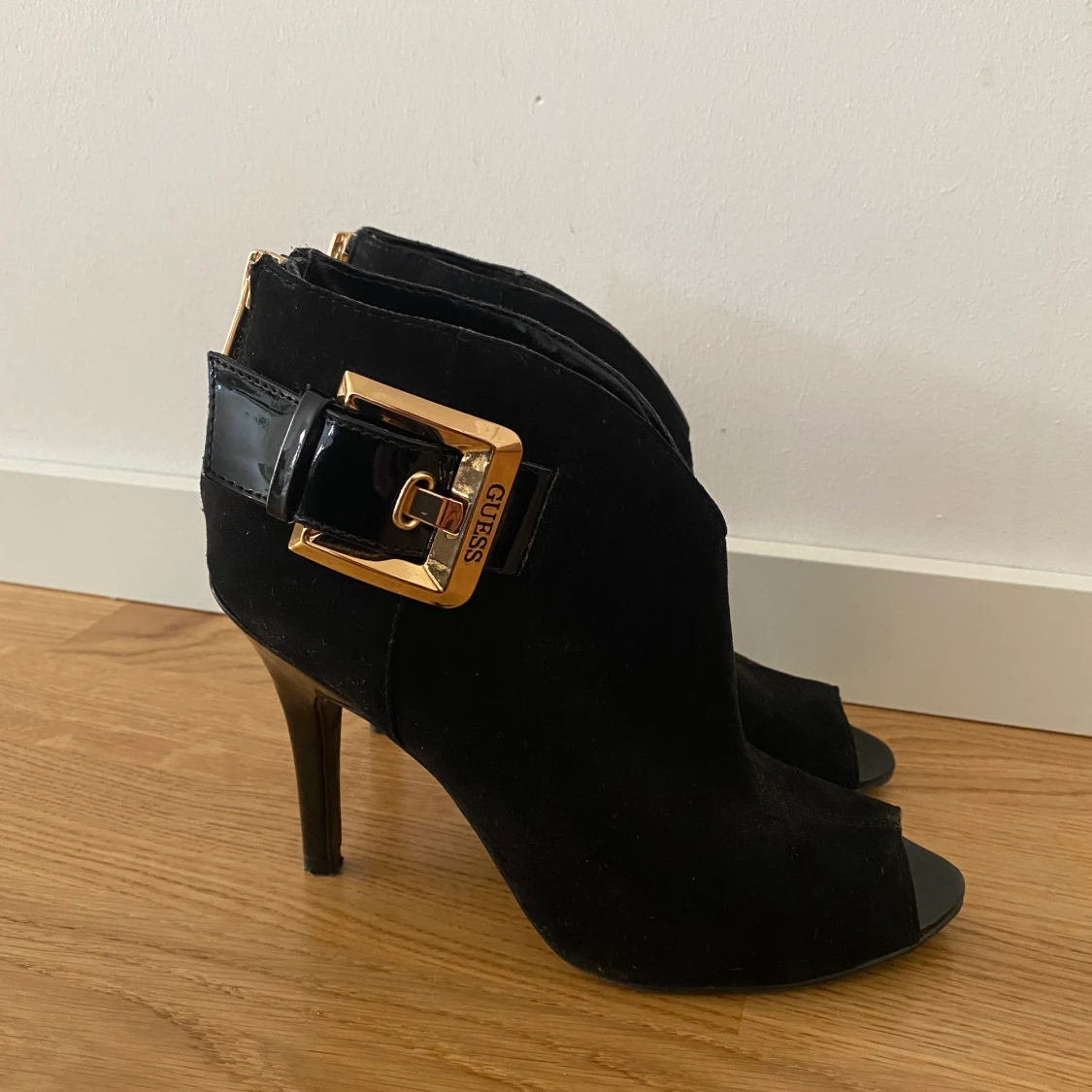 GUESS klackar i mocka  - 90