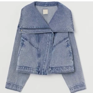 Jeansjacka från hm - Funderar på att sälja min jeansjacka från hm. Inte säker på att jag vill sälja, kommer endast sälja vid bra bud. 