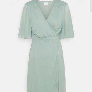 Sommarklänning - Söt jadeite-färgad klänning köpt från zalando (Vila). Storlek 34 men med resårband baktill så kan även passa 36! Endast använd en gång då den tyvärr är för stor för mig, nypris: 549kr🤍