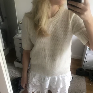 Stickad t-shirt - Jättefin stickad t-Shirt från COS. I nyskick, skickas med spårbar frakt för 66kr💕