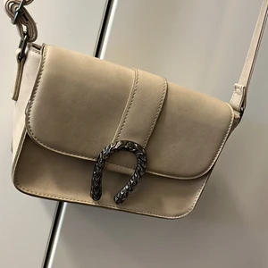 Axelremsväska  - Sparsamt använd axelremsväska 