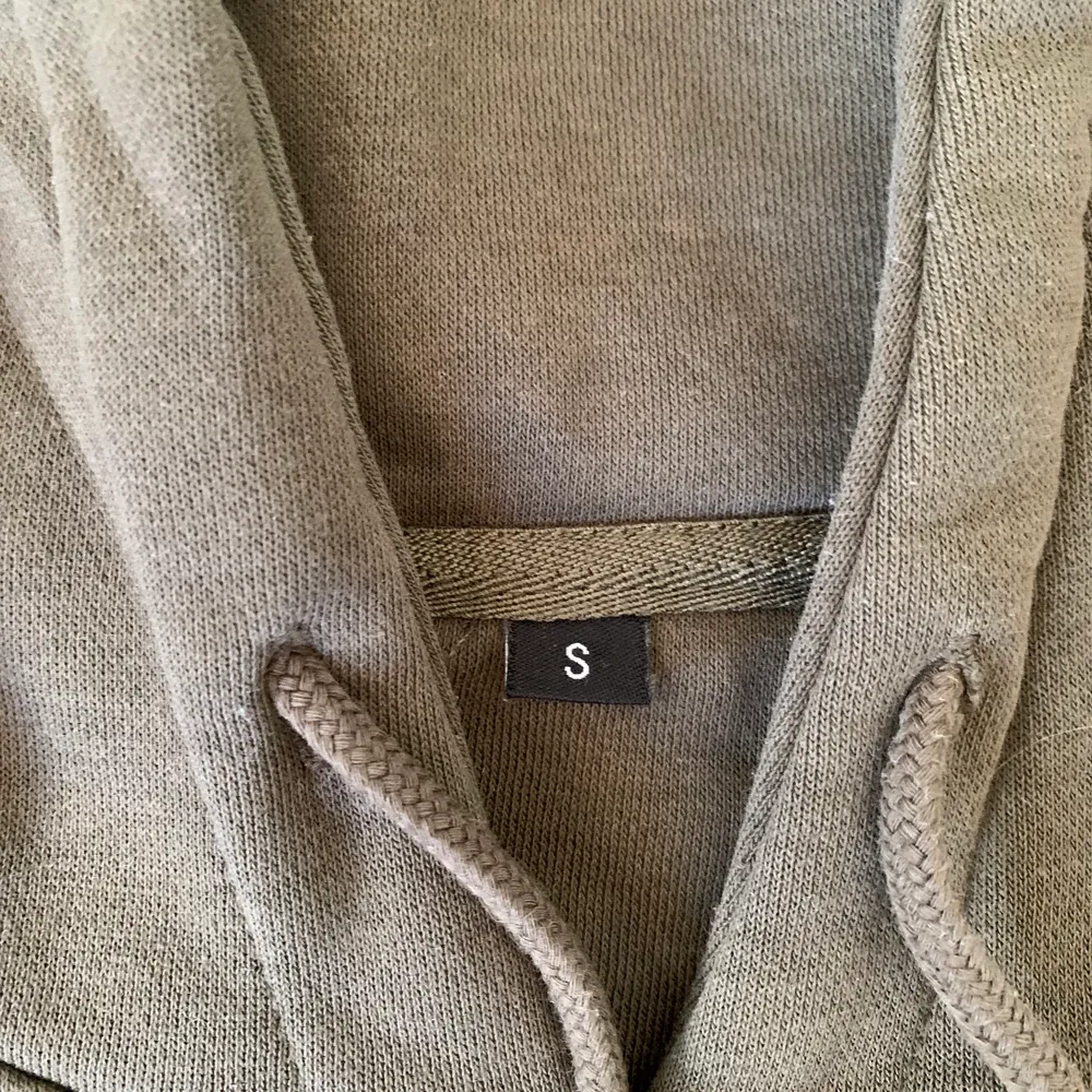 Jättefin hoodie från dirtcult i storlek s, passar även xs då det är den tajta modellen! Använd 3-4 ggr, nypris 600kr💚. Hoodies.