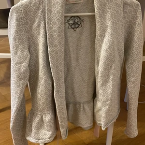 Odd Molly kofta - Fin ljusgrå med ljusrosa band. Storlek 0 = funkar för XS eller S