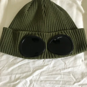 Cp company mössa - En cp company mössa, det finns en lapp i mössan som man kan skanna för att se att den är äkta. Texten på ena linsen är lite avskrapad men annat än det så är den i väldigt gott skick. Pris kan diskuteras.