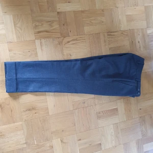 Kostymbyxor Hayden från Tiger of Sweden - Gråa kostymbyxor i fint skick säljes till bättre behövande. Väldigt sparsamt använda.