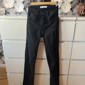 Molly jeans från Gina tricot med bootcut och slits. Fina men tyvärr för små för mig, så knappt använda. Storlek 36/S