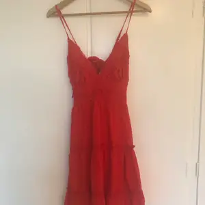 Röd klänning från Ecowish, mönstrad och ganska tunn
