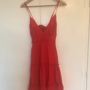 Röd sommarklänning - Röd klänning från Ecowish, mönstrad och ganska tunn
