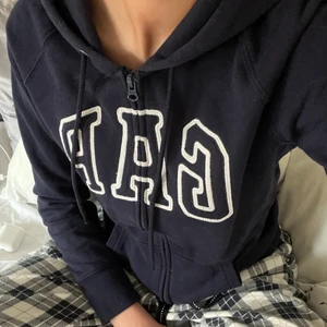 GAP Hoodie  - En mörkblå zip-hoodie från GAP. Köptes för ca 2 år sedan i Dubai men knappt använd och i fint skick. Strl S men något mindre. 