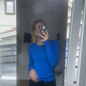 Blå tröja  - Jätte mysig blå basic tröja från zara med knappar ner till på armarna, använd ett fåtal gånger (är i nyskick) 💙 (använd ej köp direkt funktionen)
