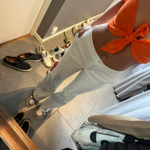 Vita kostym byxor - Säljer dessa vita kostym byxor som är i mycket bra skick! Endast använd ett fåtal gånger💖 Låg midjade och lite utsvängda där nere, inte bootcut utan mer raka! (Jag är 169)