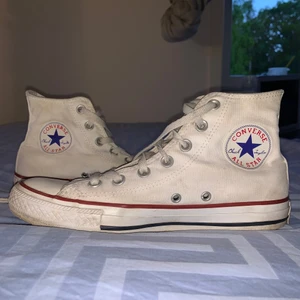 Converse skor - Säljer dessa Converse all stars som är använda men är fortfarande i fint skick. Nypris 669kr, säljer för 300kr 🥰💕