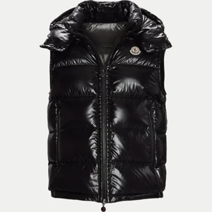 Moncler Bormes vest - Säljer min väst då jag inte använder den längre   NFC finns när man scannar märket då man kommer till hemsidan.  Priset kan diskuteras i snabbaffär