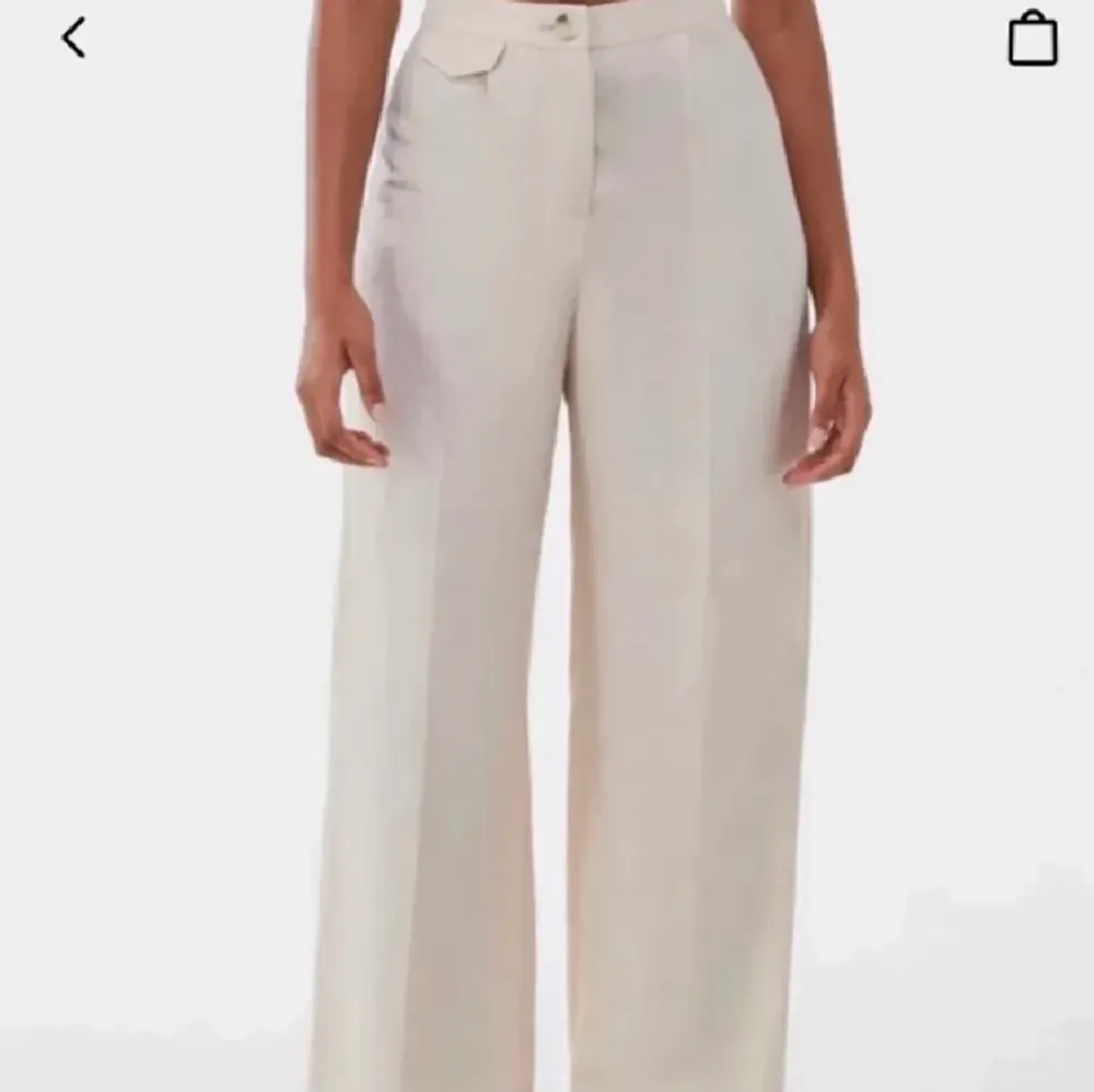 Supersnygga byxor💞 köpte här på Plick men passade inte💞 pris kan diskuteras vid snabb affär 💘. Jeans & Byxor.