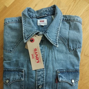 Levis jeansskjorta stl M - Helt ny oanvänd jeansskjorta från Levis. Stl M 