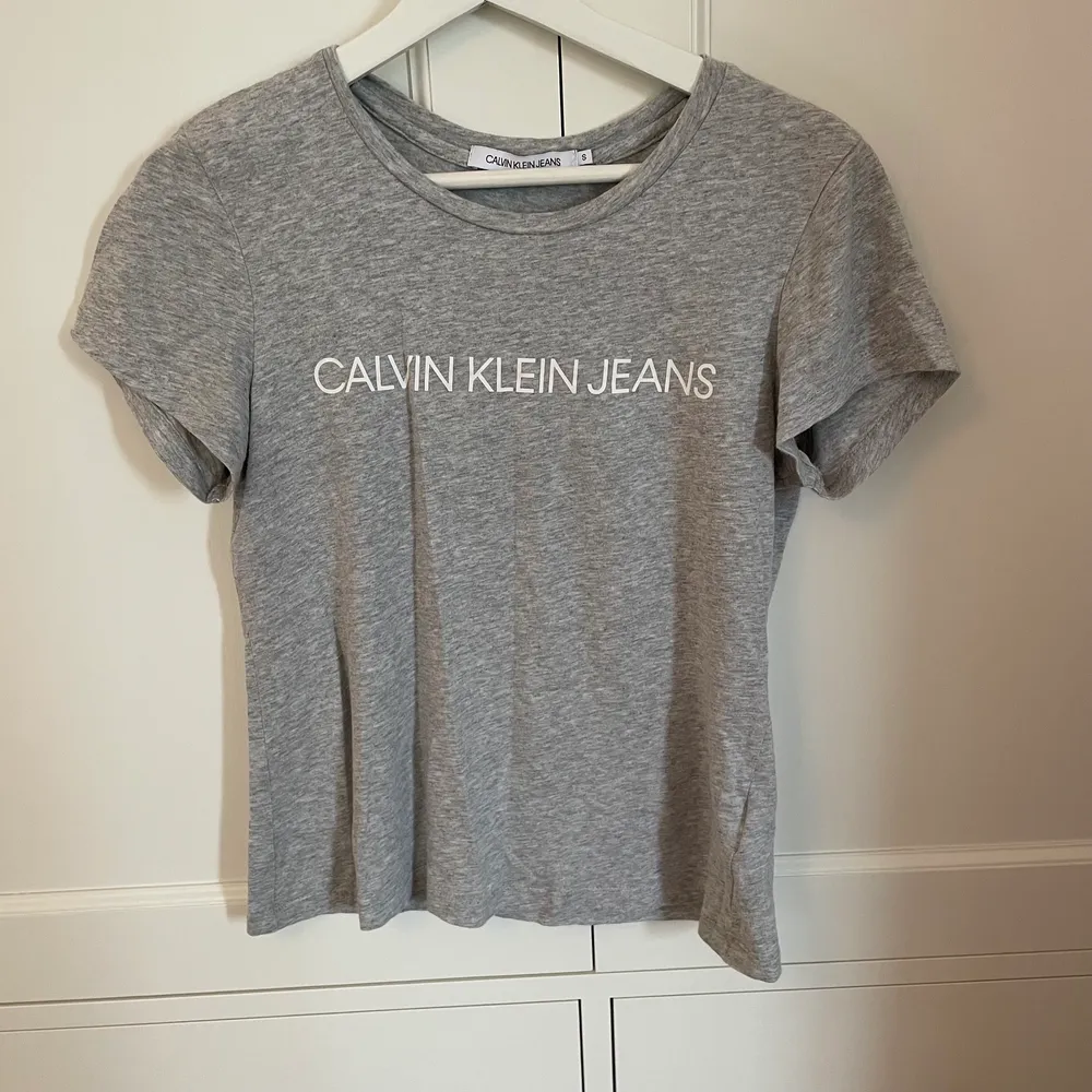 Grå basic t-shirt från Calvin Klein, passar allt från xxs-m då den är väldigt stretchig😊  Pris kan diskuteras vid snabb affär, frakt betalas av köparen.  Skriv gärna om ni har frågor eller vill ha fler bilder!💕. T-shirts.