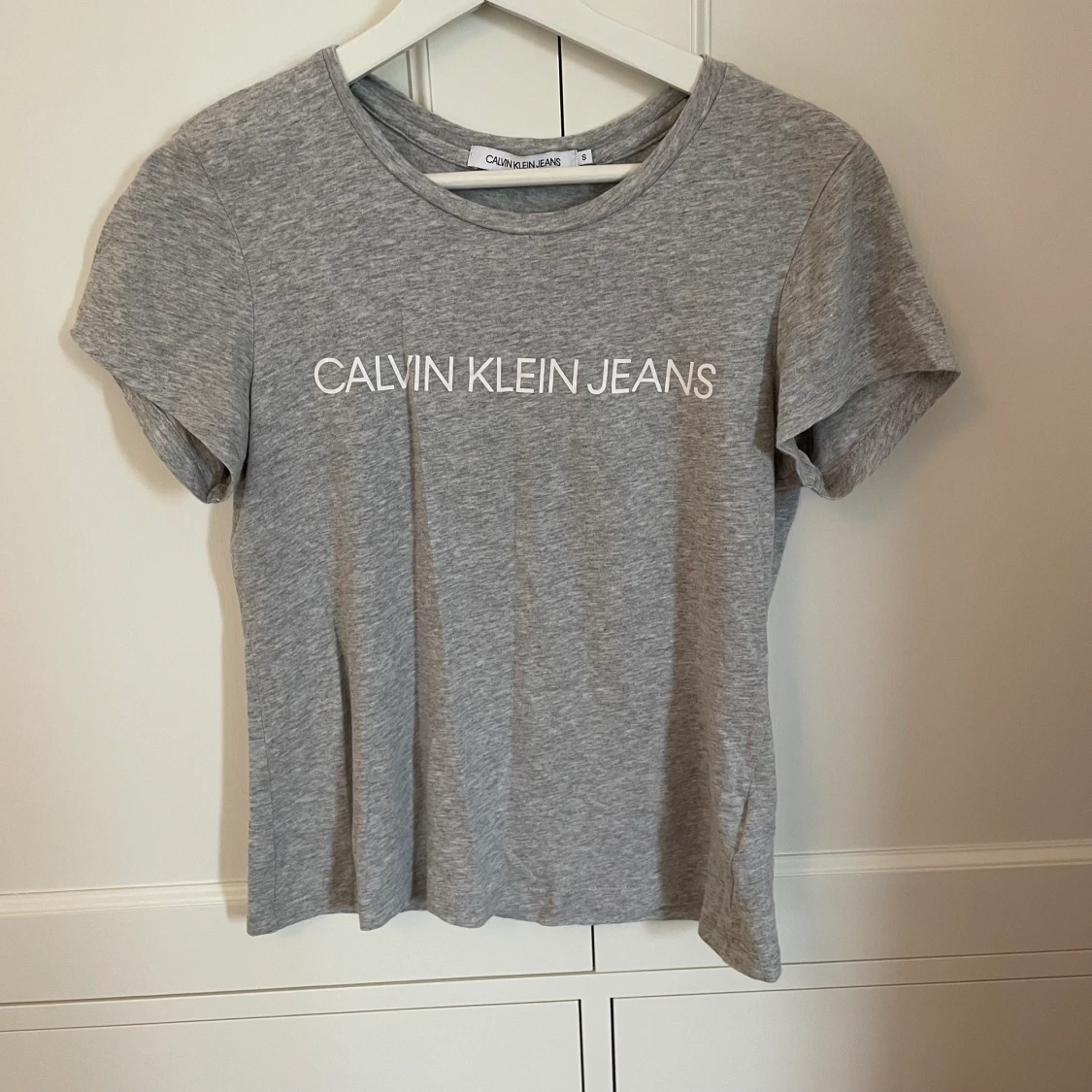 Grå Calvin Klein t-shirt - 90