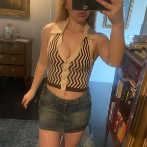 Stickad halterneck topp  - En jättesöt stickad halterneck topp som jag inte använt🤍🤍formar kroppen jättesnyggt och passar flera storlekar då den är stretchig! 🤍🤎jättefin till sommaren 