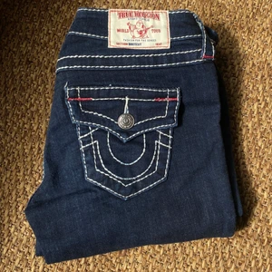 TRUE RELIGION JEANS  - Jeans från TRUE RELIGION. Aldrig använda då de köptes försmå. I väldigt fint skick och har inga "defekter". Passform som på bilden. 