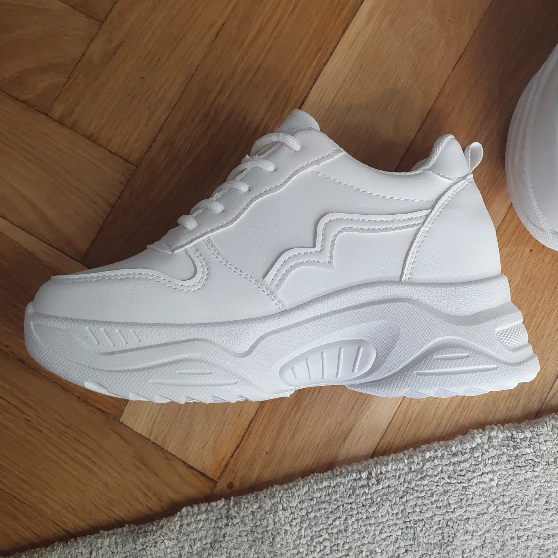 Vita sneakers, storlek 38 - 90