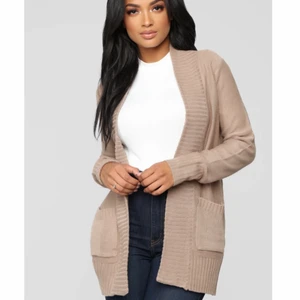 Beige kofta fashion Nova S - En beige kofta, sitter som på modellen, prislapp finns kvar, oanvänd