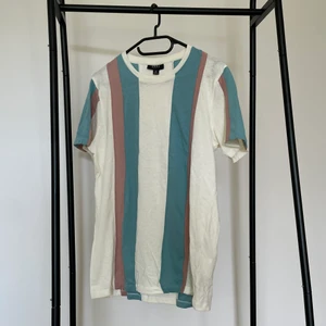 T-shirt  - Din lokala garderob skickar med PostNord för 59 Kr. Ni står för kostnaden av frakt. 