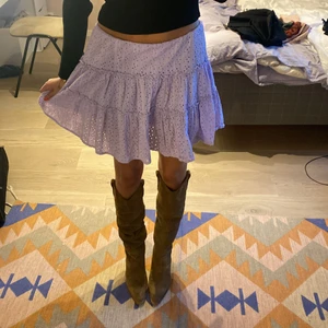Lila kjol - Jättesöt lila kjol, skriv för frågor! Köparen står för frakten ❤️❤️