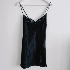 svart slip dress - läs allt innan du frågar! skriv för bättre bilder. svart slip dress köpt second hand. ok skick. passar s/m 36/38