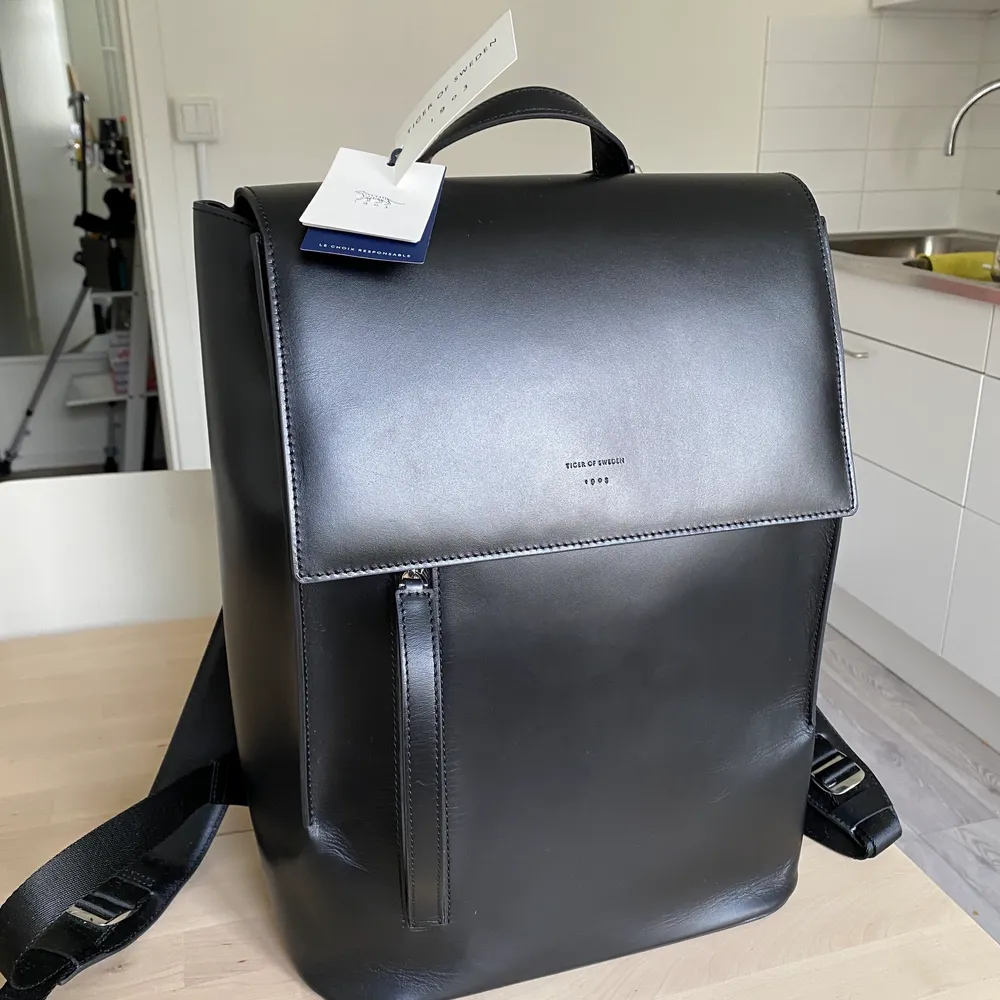 Väskan är helt oanvänd. Den har kvar lapparna och kommer med en tyg påse. Modellen är BRONBY UNISEX Backpack Nypris är 4995. Väskor.
