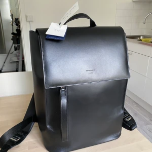 Tiger of sweden ryggsäck läder - Väskan är helt oanvänd. Den har kvar lapparna och kommer med en tyg påse. Modellen är BRONBY UNISEX Backpack Nypris är 4995