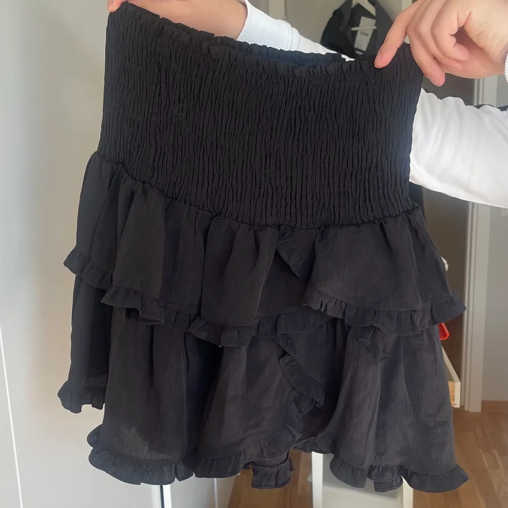 Svart neo noir kjol aldrig använd. Köpt för 500kr men säljs för 300kr. Helt i nyskick. Köpt i storlek m vilket är för stort därför har den inte kommit till användning. . Hameet.