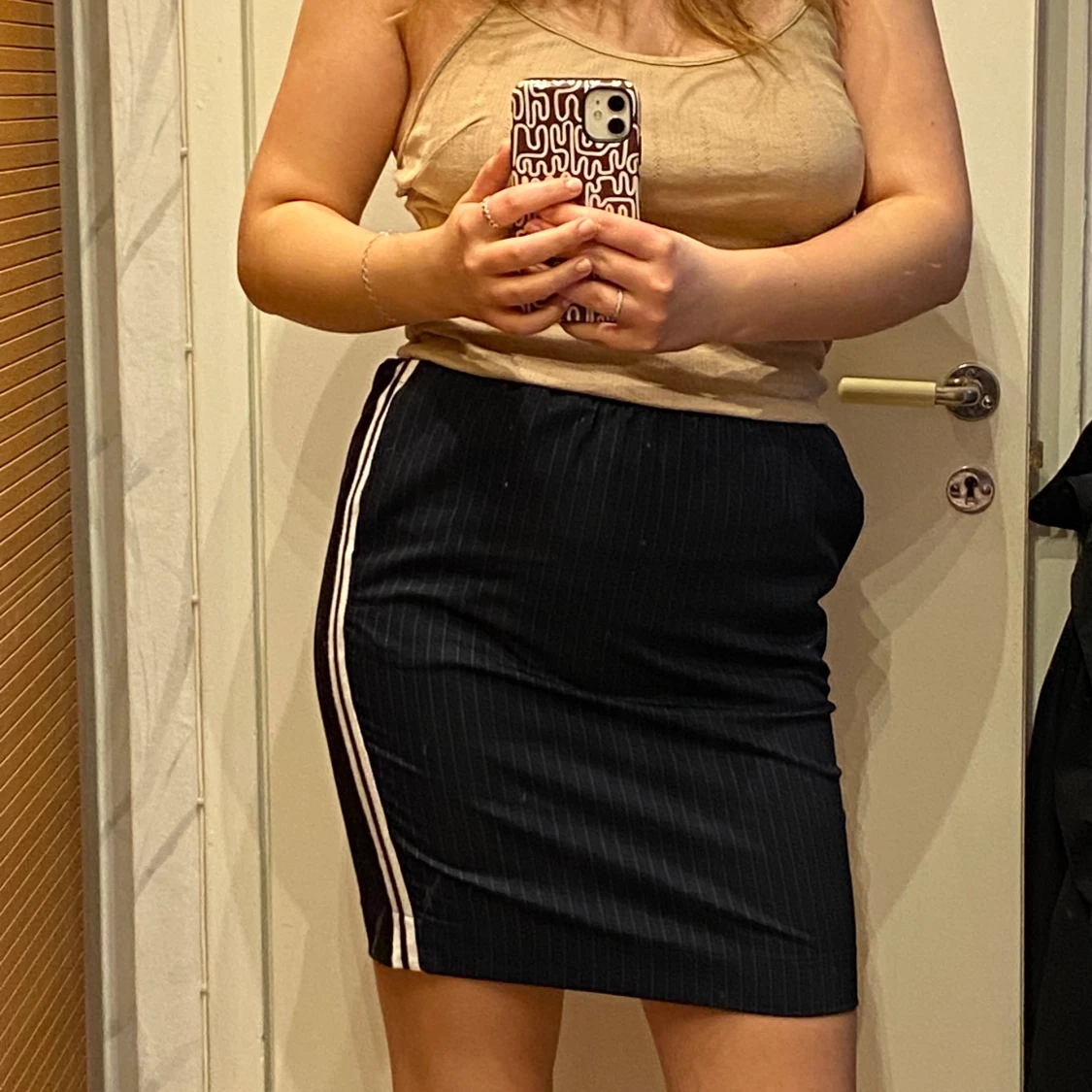 Kjol mörkblå randig med fickor