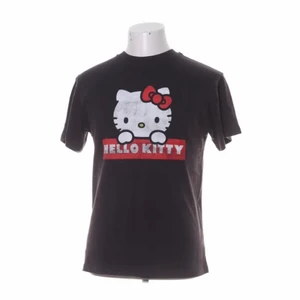 Hello Kitty T-shirt  - Svart hello kitty tröja! Bra skick, gjord för ”man” kropptyp, på ”kvinno” kropptyp är den rätt oversized. 
