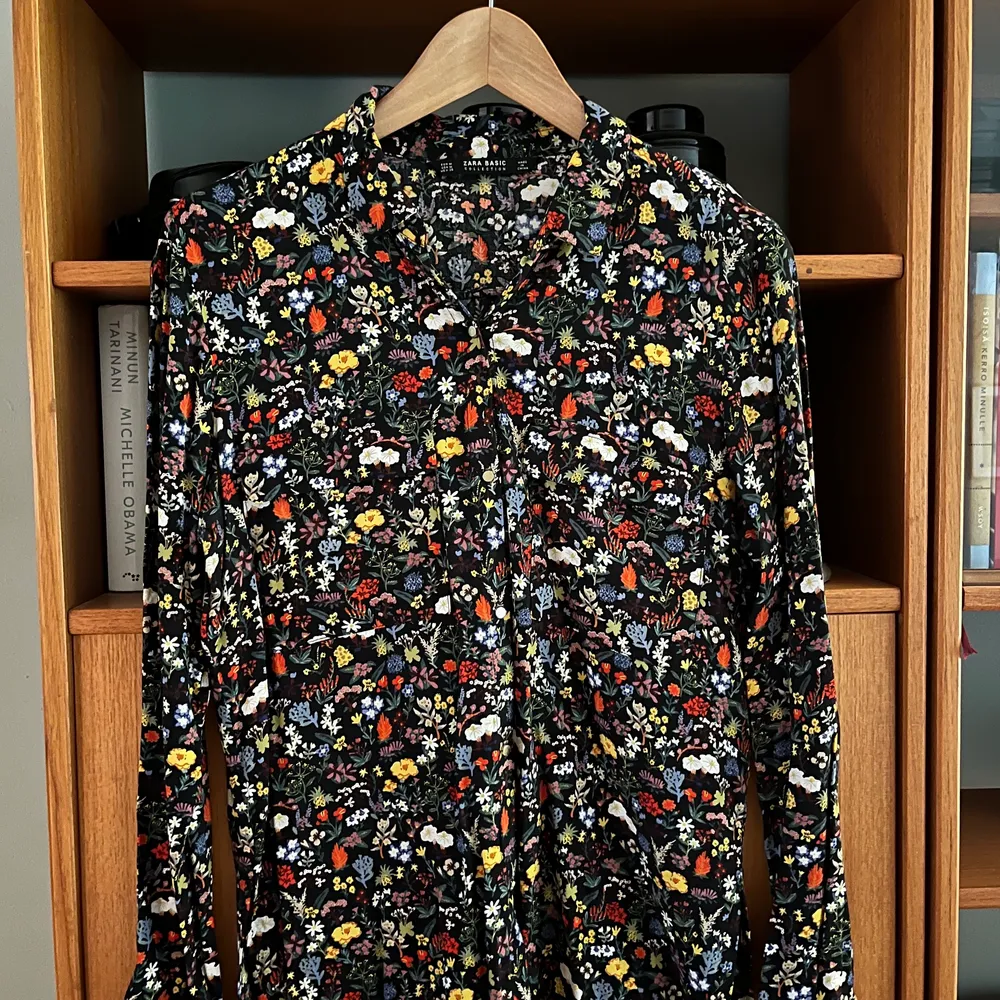 Zara collar shirt, flower pattern . Skjortor.