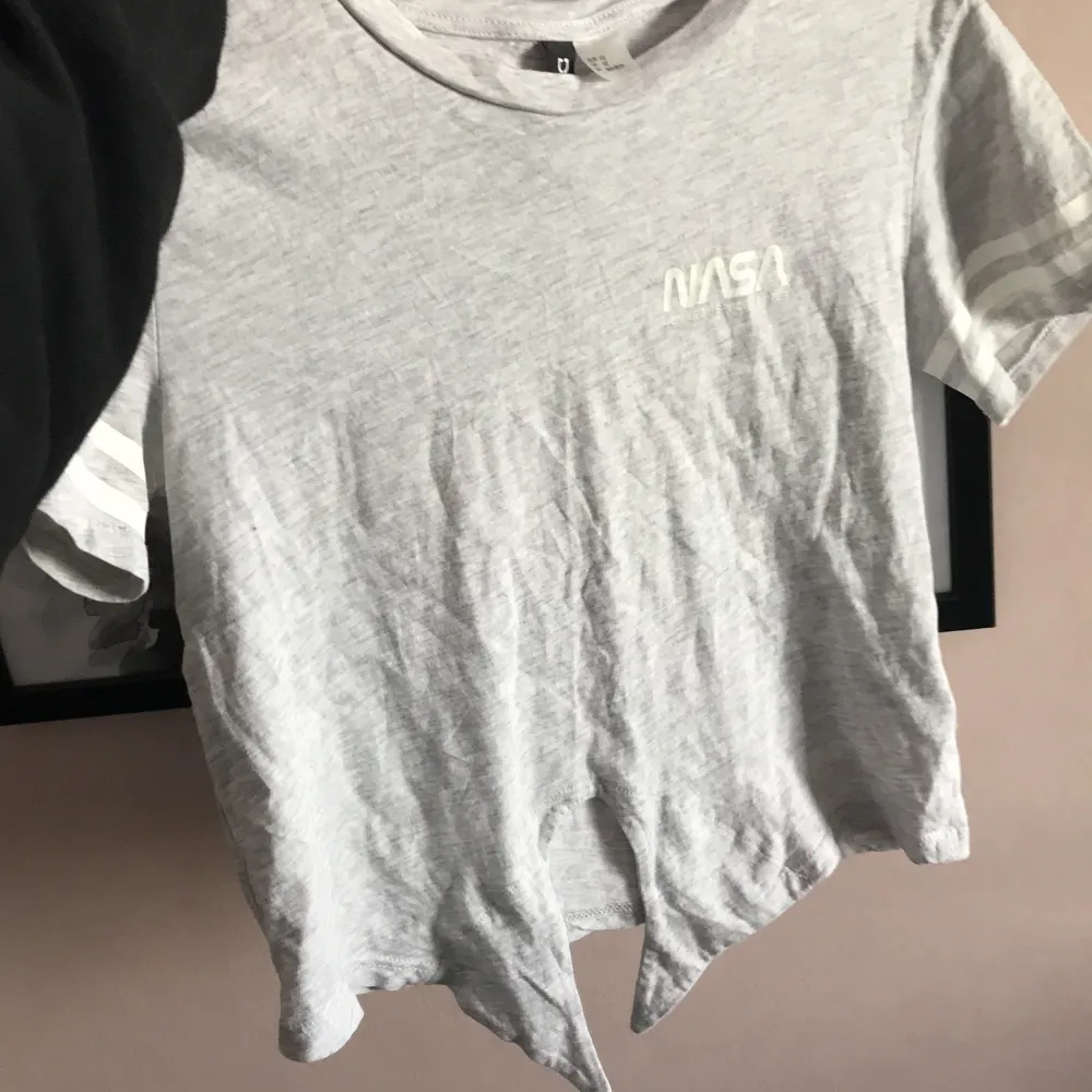 Säljer denna tröjan för de kommer aldrig till användning, aldrig använd💗. T-shirts.
