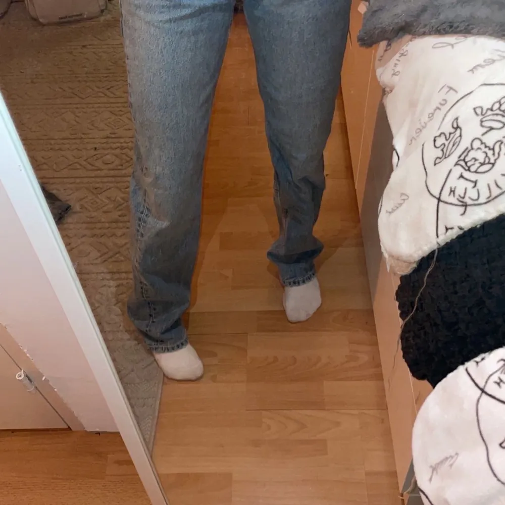 Slutsålda blå jeans från Zara i storlek 34. . Jeans & Byxor.