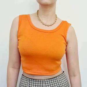 Orange crop top - Top i fin croppad modell i en perfekt orange färg. 100% bomull. 🧡 Aldrig använd då den är för liten för mig (75 B) endast prövad för bilderna. 
