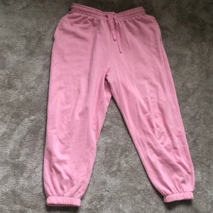 Rosa mjukisbyxor - Säljer dessa pågrund av att det har blivit för små för mig! Köpta på hm för ungefär 2 år sedan! Har en liten fläck på ena benet, därav priset! 