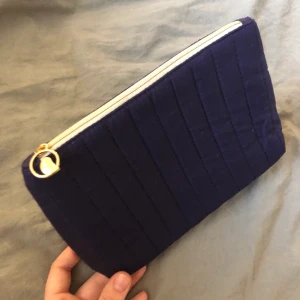 Söt necessär  - Oanvänd, frakt tillkommer! (Fraktalternativet nedan stämmer ej)